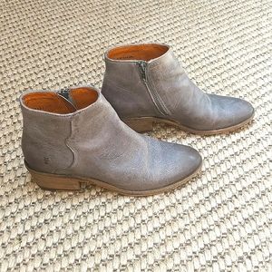 Frye Carson Leather Piping Ankle Boot Size 7 Graphite with Stacked Heel